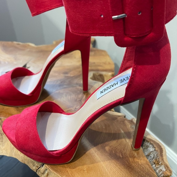 Lady in Red!  Appropriate for any fun summer occasion!! Prom! Wedding! Hot date! - Picture 5 of 7